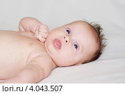Портрет младенца, показывающего кукиш и язык (2 месяца) Стоковое фото, фотограф ivolodina / Фотобанк Лори
