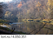 Осенняя  рыбалка. Рыбаки стоят в воде и ловят форель (2012 год). Редакционное фото, фотограф Ирина Кожемякина / Фотобанк Лори