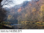 Осенняя  рыбалка. Рыбаки стоят в воде и ловят форель. Стоковое фото, фотограф Ирина Кожемякина / Фотобанк Лори