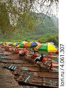 Стоянка бамбуковых прогулочных плотов на Драконовой реке  (Yulong river). Южный Китай. Городок Яншо (Сhina; Guangxi; Yangshou) (2011 год). Редакционное фото, фотограф Виктория Катьянова / Фотобанк Лори