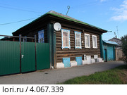 Деревянный дом с полуподвалом. Город Ирбит (2012 год). Стоковое фото, фотограф Анатолий Матвейчук / Фотобанк Лори