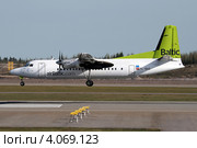 Пассажирский региональный самолет Fokker F-50 авиакомпании Air Baltic (2011 год). Редакционное фото, фотограф Александр Тарасенков / Фотобанк Лори