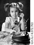 Девочка играет со старым телефоном. Стоковое фото, фотограф Куликова Вероника / Фотобанк Лори