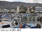 Живописная пристань в городе Элунда (Elounda).Греция, Крит (2012 год). Редакционное фото, фотограф Лада Иванова / Фотобанк Лори