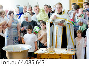 Священник проводит богослужение (2012 год). Редакционное фото, фотограф Александр Подшивалов / Фотобанк Лори