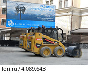 Минипогрузчики CATERPILLAR-226B  на строящемся горнолыжном курорте "Роза Хутор" (2011 год). Редакционное фото, фотограф Мартынов Антон / Фотобанк Лори