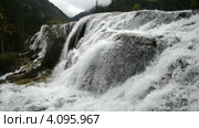 Водопад в национальном парке Jiuzhaigou, занесенном в реестр Всемирного Наследия ЮНЕСКО (2012 год). Стоковое видео, видеограф Сергей Орлов / Фотобанк Лори