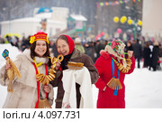 Весёлые женщины празднуют Масленицу. Стоковое фото, фотограф Яков Филимонов / Фотобанк Лори