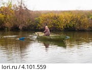 Мужчина плывёт на лодке с вёслами по реке (2012 год). Редакционное фото, фотограф Игорь Низов / Фотобанк Лори