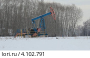 Добыча нефти зимой. Нефтяная качалка. Стоковое видео, видеограф Mikhail Erguine / Фотобанк Лори
