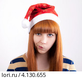 Портрет недовольной девушки в новогоднем колпаке. Стоковое фото, фотограф Logunov Maxim / Фотобанк Лори