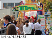 Очередь на аттракцион "Шрек". Город Тюмень (2012 год). Редакционное фото, фотограф Анатолий Матвейчук / Фотобанк Лори