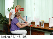 Балашиха, интерьер Мособлбанка, операционист и клиент банка (2012 год). Редакционное фото, фотограф Дмитрий Неумоин / Фотобанк Лори