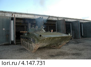 Выезжающая из бокса БМП, военная часть в Северной Осетии (2005 год). Редакционное фото, фотограф Олег Пчелов / Фотобанк Лори