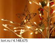 Новогодняя светящаяся гирлянда с елочными игрушками. Стоковое фото, фотограф Владимир Журавлев / Фотобанк Лори