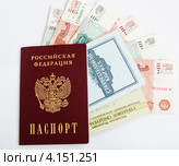 Деньги и сберкнижка и страховое свидетельство вложенные в российский паспорт. Стоковое фото, фотограф Игорь Низов / Фотобанк Лори