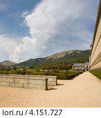 Регулярный парк в монастыре Сан Лоренсо де Эль Эскориал в Испании. San Lorenzo de El Escorial (2012 год). Стоковое фото, фотограф Владимир Чинин / Фотобанк Лори