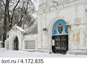 Главные входные ворота на территорию церкви через колокольню. Стоковое фото, фотограф Татьяна Рылеева / Фотобанк Лори