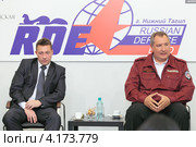 Полномочный представитель Президента Игорь Холманских и заместитель председателя правительства Дмитрий Рогозин. Встреча с журналистами на выставке "Оборона и защита 2012" Редакционное фото, фотограф Игорь Долгов / Фотобанк Лори