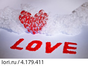 Сердечко сделанное из бумаги по технике квиллинг и слово "Love" из бисера. Стоковое фото, фотограф Ольга Денисова / Фотобанк Лори