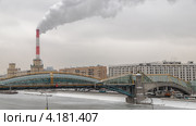 Виды Москвы. Вид на Пешеходный мост Богдана Хмельницкого и Гостиницу "Рэдиссон САС Славянская" зимой. (2013 год). Редакционное фото, фотограф Михаил Широков / Фотобанк Лори
