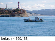 Судно "Антарес" заходит в Геленджикскую бухту (2013 год). Редакционное фото, фотограф Алексей Шматков / Фотобанк Лори