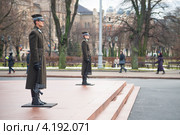 Почётный караул у памятника Свободы в Риге (2013 год). Редакционное фото, фотограф Борис Сунцов / Фотобанк Лори