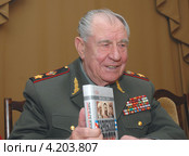 Маршал Советского Союза, министр обороны СССР Дмитрий Язов представляет свою книгу "Карибский кризис" (2006 год). Редакционное фото, фотограф Александр С. Курбатов / Фотобанк Лори