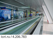 Траволатор на торгово-пешеходном мосту "Багратион" (2012 год). Редакционное фото, фотограф Алёшина Оксана / Фотобанк Лори