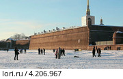Люди, прогуливающиеся по льду на реке Неве перед Петропавловской крепостью, Санкт-Петербург (2013 год). Стоковое видео, видеограф Кекяляйнен Андрей / Фотобанк Лори
