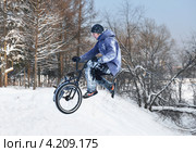 Полеты на велосипеде. Парение над землей (2013 год). Редакционное фото, фотограф Валерия Попова / Фотобанк Лори
