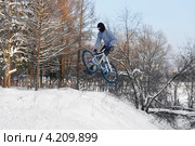 Полеты на велосипеде. Зимние забавы (2013 год). Редакционное фото, фотограф Валерия Попова / Фотобанк Лори