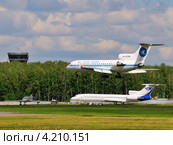 Як-42Д (бортовой RA-42386) авиакомпании Kuban Airlines на посадке во Внукове (2012 год). Редакционное фото, фотограф Alexei Tavix / Фотобанк Лори