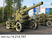 Город Нижний Тагил, артиллерийские орудия на полигоне "Старатель" Нижнетагильского института испытания металлов (НТИИМ) во время выставки "Оборона и защита 2012". 203-мм гаубица образца 1931 года (Б-4), модернизированный колесный вариант. Редакционное фото, фотограф Игорь Долгов / Фотобанк Лори