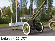 Город Нижний Тагил, артиллерийские орудия на полигоне "Старатель" Нижнетагильского института испытания металлов (НТИИМ) во время выставки "Оборона и защита 2012". 122-мм гаубица образца 1938 года (М-30) Редакционное фото, фотограф Игорь Долгов / Фотобанк Лори