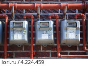 Счетчики газа и газовые трубы на фоне кирпичной стены дома в Корее (2012 год). Редакционное фото, фотограф Ольга Липунова / Фотобанк Лори
