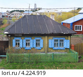Дом под толевой крышей (2012 год). Стоковое фото, фотограф Анатолий Матвейчук / Фотобанк Лори