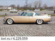 Автомобиль Studebaker Golden Hawk на ралли классических автомобилей клуба РККА на Поклонной горе в Москве, Россия (2012 год). Редакционное фото, фотограф Николай Винокуров / Фотобанк Лори