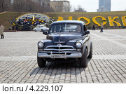 Автомобиль "Победа" ГАЗ М20 черного цвета едет по булыжной мостовой на Поклонной горе в Москве, Россия (2012 год). Редакционное фото, фотограф Николай Винокуров / Фотобанк Лори