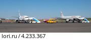 Самолеты авиакомпании "Россия" Boeing 737-500 и Airbus A319 готовятся к рейсу. Аэропорт "Пулково" (2012 год). Редакционное фото, фотограф Виктор Карасев / Фотобанк Лори