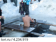 Купание в проруби на праздник Крещение (2013 год). Редакционное фото, фотограф Кекяляйнен Андрей / Фотобанк Лори