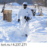 Сливаясь с чистым снегом. Пейнтбольный маскхалат для зимы (2013 год). Редакционное фото, фотограф Анатолий Матвейчук / Фотобанк Лори