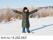 Девочка-подросток стоит в снегу широко расставив руки. Стоковое фото, фотограф Игорь Низов / Фотобанк Лори