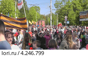 Люди на День Победы, мемориал 1200 гвардейцам. Калининград (2011 год). Редакционное видео, видеограф Сергей Куров / Фотобанк Лори