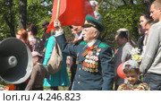 Ветеран с красным флагом у мемориала 1200 гвардейцам. Калининград (2011 год). Редакционное видео, видеограф Сергей Куров / Фотобанк Лори