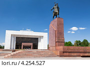 Вид на здание Киргизского государственного исторического музея и памятник герою национального эпоса Манасу в центре столицы Киргизской Республики городе Бишкеке (2012 год). Редакционное фото, фотограф Николай Винокуров / Фотобанк Лори