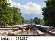 Сквер с фонтанами и вид на фасад здания мэрии города Бишкека, Киргизская Республка (2012 год). Редакционное фото, фотограф Николай Винокуров / Фотобанк Лори