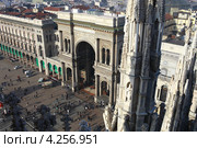 Вид с крыши собора Дуомо на Соборную площадь (piazza del Duomo) и на здание торгового центра Витторио Иммануила II. Милан, Италия (2013 год). Редакционное фото, фотограф Яна Королёва / Фотобанк Лори