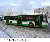 Городской автобус отъезжает от остановки, Щелковское шоссе, Москва (2013 год). Редакционное фото, фотограф lana1501 / Фотобанк Лори