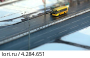 Общественный транспорт на дороге. Эффект tiltshift. Стоковое видео, видеограф Кекяляйнен Андрей / Фотобанк Лори
